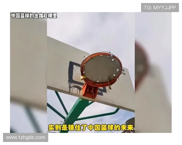 详解篮球比赛中的球卡篮筐规则：判定标准与处理方法